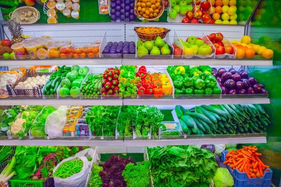 estanterias de supermercado en zona de verduras